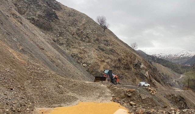 Batman'da heyelan: Köy yolları ulaşıma kapandı