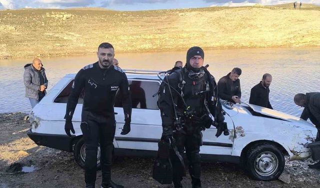 Batman'da nehir kıyısına park edilen araç suya gömüldü