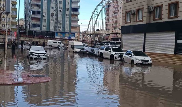 Batman'da sağanak yağış hayatı durma noktasına getirdi