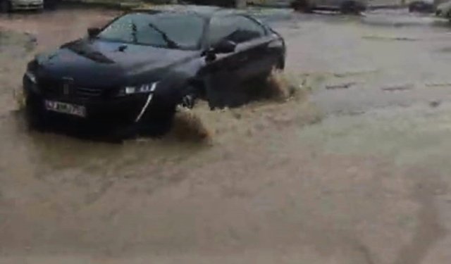 Batman'da sağanak yağış nedeniyle yollar göle döndü, sürücüler zor anlar yaşadı