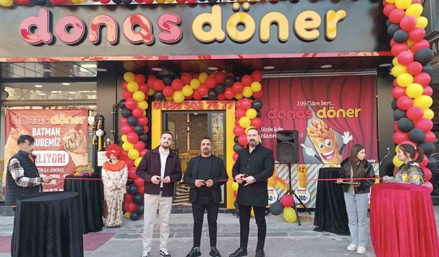Batman'da yeni açılan dönerci, bin kişiye ücretsiz iftar dağıttı