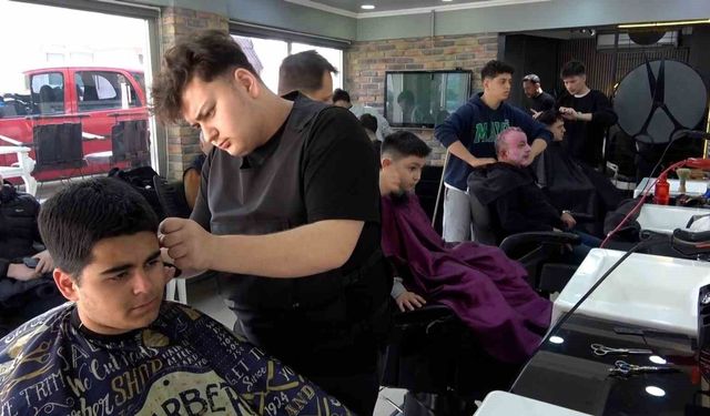 Berberlerde bayram tıraşı mesaisi: 'Sabaha kadar devam ediyoruz'