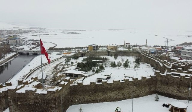 Beyaza bürünen Ardahan Kalesi havadan görüntülendi