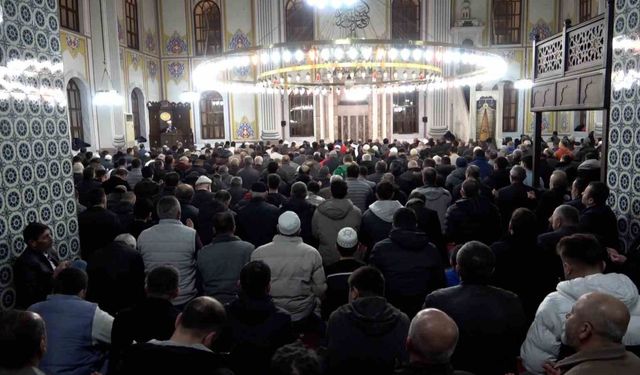 Bolu'da Kadir Gecesi'nde camiler doldu taştı