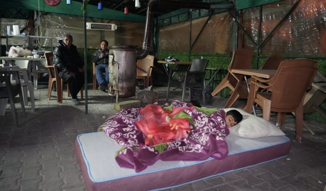 Buldan'da 5.1 büyüklüğündeki depremin ardından yaşanan artçılardan korkan vatandaşlar dışarda sabahladı