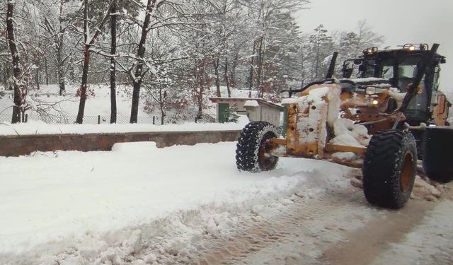 Bursa'nın yüksek kesimlerinde karla mücadele sürüyor
