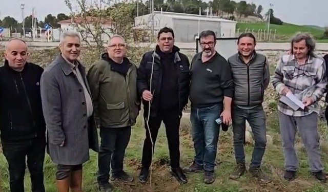 CHP'li başkandan galoşlu fidan dikimi