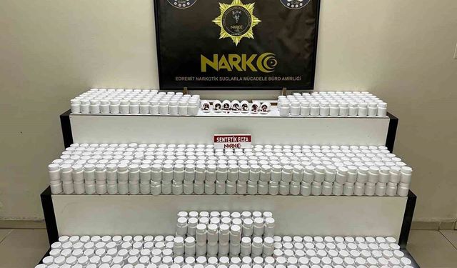Edremit'te araçta 42 bin 600 sentetik ecza ele geçirildi