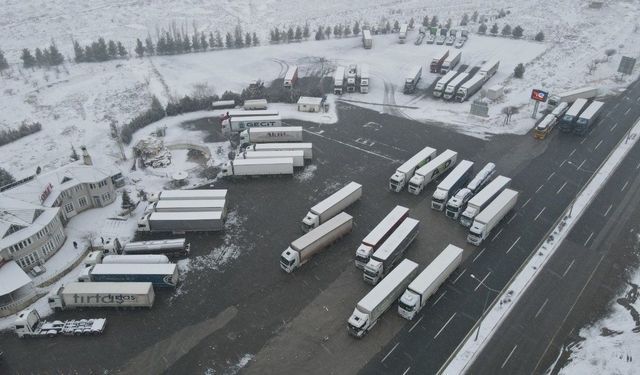 Erzincan'da kar yağışı ulaşımı aksattı