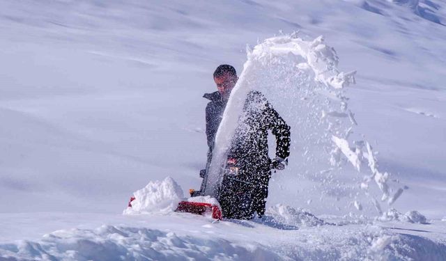 Erzurum'da kar yağışı durdu, çilesi devam ediyor
