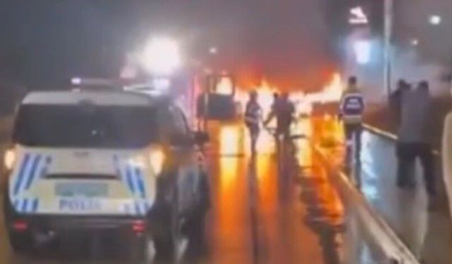 Gaziantep'te çarpışan iki otomobil alev topuna döndü