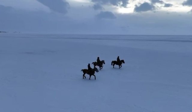 Gençler atları buz tutan Çıldır Göl'ü üzerinde dörtnala koştu
