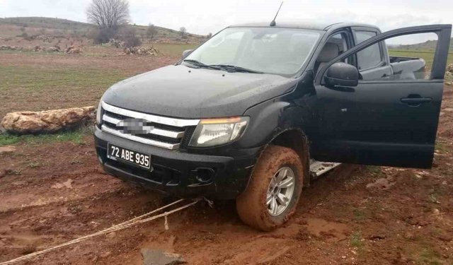 Gercüş'te çamura saplanan aracın imdadına Özel İdare ekipleri yetişti