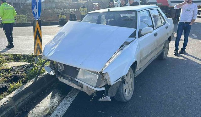 Hastane kavşağında yine kaza: Tofaş kağıt gibi katlandı