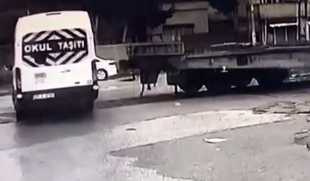 Hemzemin geçitte öğrenci servisine tren çarptı: O anlar kamerada