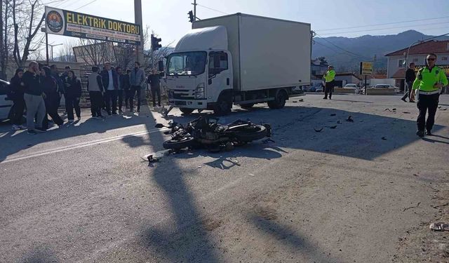 Kamyonet ile çarpışan motosikletin sürücüsü hayatını kaybetti