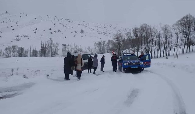 Kar yolları kapattı, öğretmenler yolda kaldı