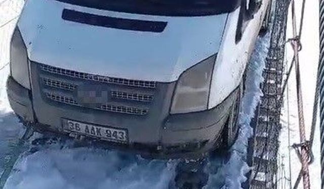 Kars'ta asma köprüde minibüs mahsur kaldı