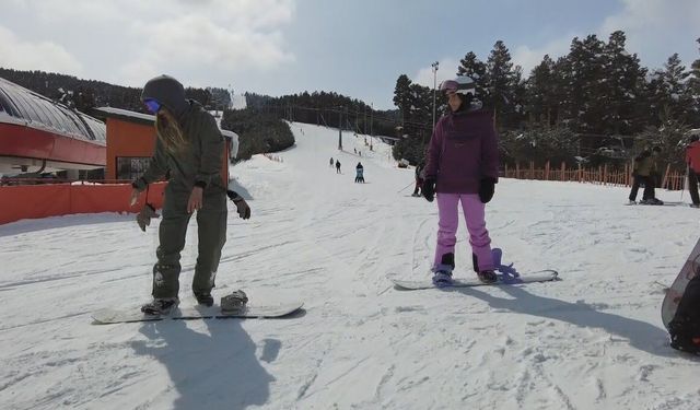 Kars'ta bahar ortasında kayak keyfi: Çam ormanları arasındaki kayak merkezi havadan görüntülendi