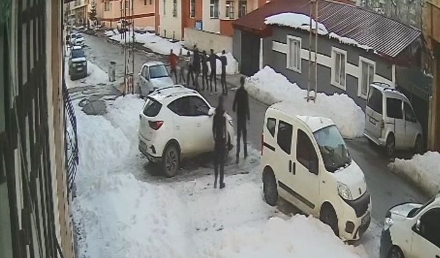 Kars'ta silahlı sopalı kavga güvenlik kamerasında: 2 yaralı