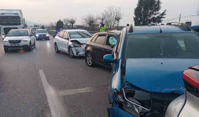 Manisa'da 4 araçlı zincirleme kaza: 7 yaralı