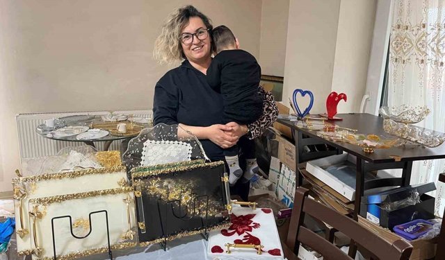 Oğlunun tedavi masrafları için evini atölyeye çevirdi