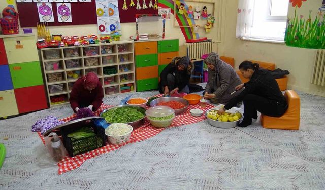 Öğretmen-veli dayanışmasıyla köy okulunda öğrencilere restoran tadında iftar yemeği