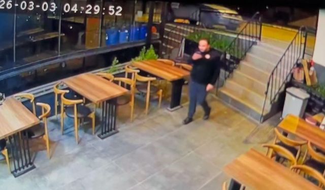 Park ettiği otomobil bir anda geri kaçtı, direğe çarparak durabildi