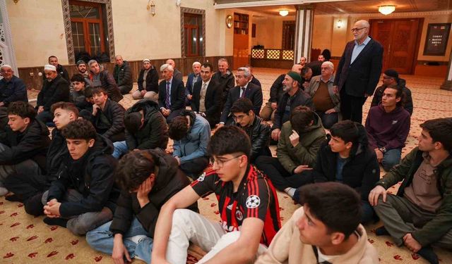 Rize'de öğrenciler cemaati az olan camilerde teravih namazında buluşuyor