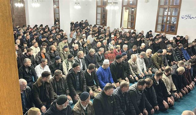 Sakarya'da Kadir Gecesi'nde vatandaşlar camilere akın etti