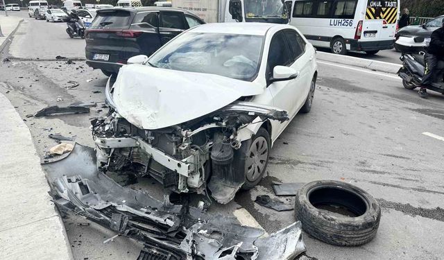 Sarıyer'de otomobil karşı şeride geçti, 4 araç birbirine girdi: 4 yaralı