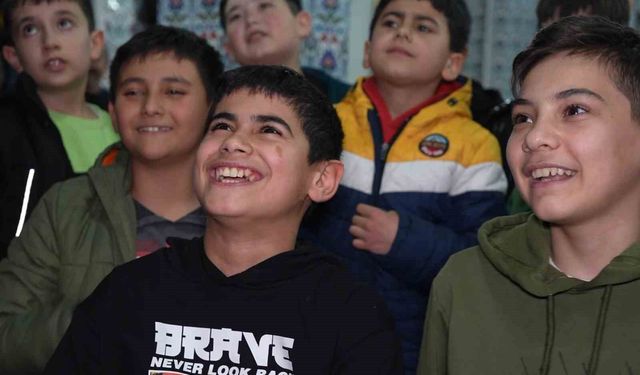 Teravih namazına camiye gelen çocuklar ilahi söyledi