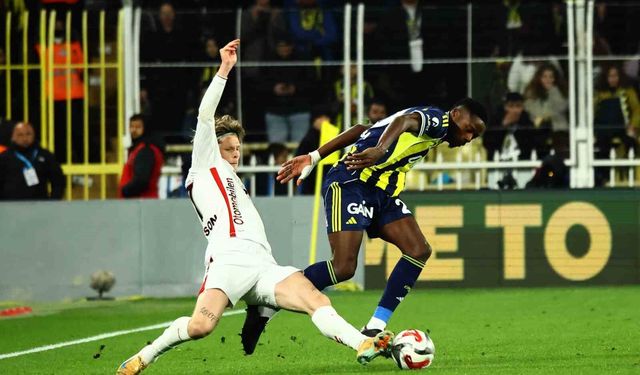 Trendyol Süper Lig: Fenerbahçe: 1 - Samsunspor: 2 (İlk yarı)