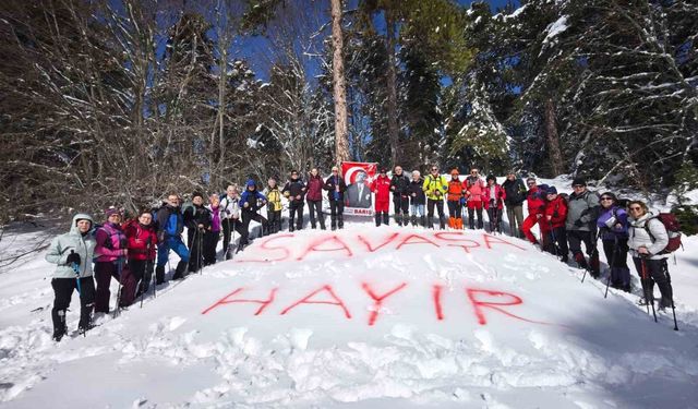Uludağ'da karlara 'savaşa hayır' yazdılar