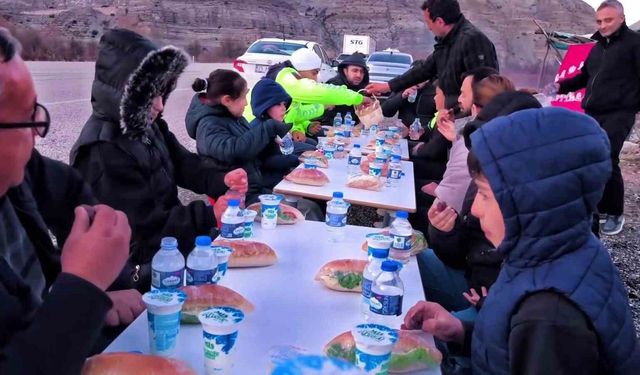 Uzundere'de 'yolda iftar' geleneği: Öğrenciler ve öğretmenler yoldan geçen sürücülere iftarlık dağıttı