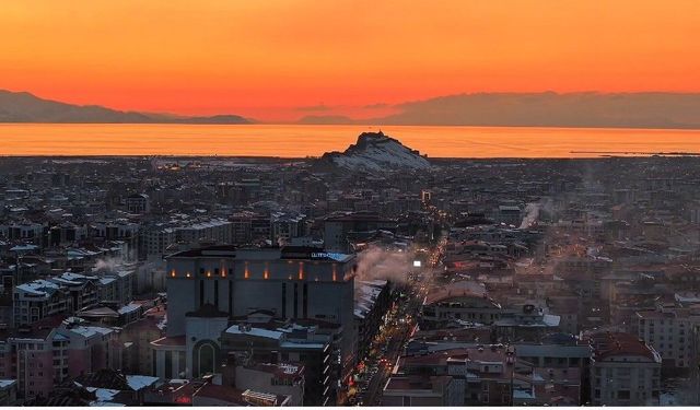 Van Gölü'nde güneşin vedası mest etti