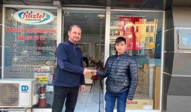 Yola savrulan parasını toplayan esnafı yapılan haberlerde görüp parasını teslim aldı