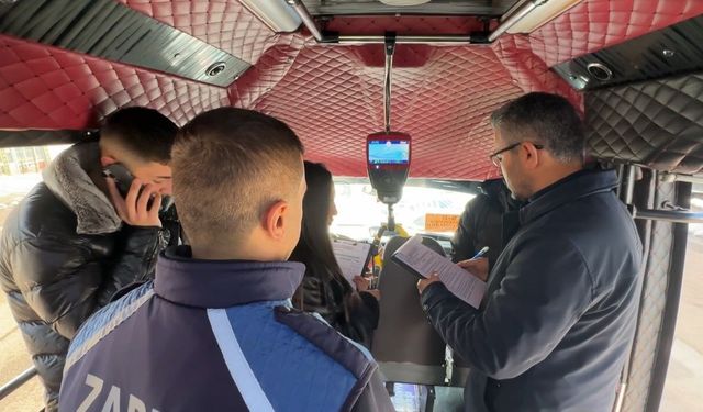 Yüksekova'da yolcu minibüsleri denetlendi