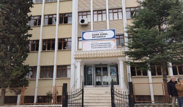 42 yıl 7 ay sonra emekli oldu: Son dersine yıllar önce mezun ettiği öğrencileri katıldı