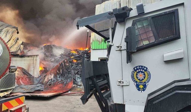 Adana Valisi Yavuz: 'Yangın 5 iş yerine sirayet etti ancak çevrelendi'