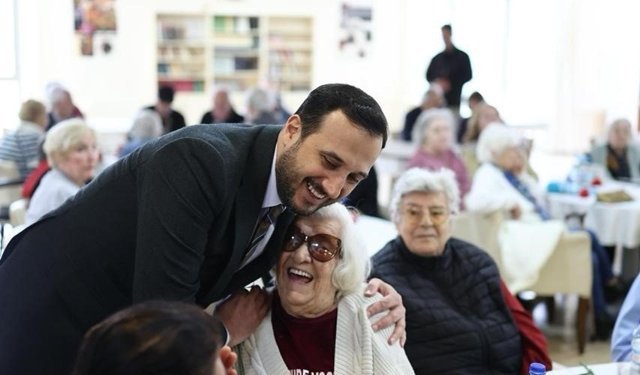 AK Parti İstanbul İl Başkanı Abdullah Özdemir'den huzurevinde duygulandıran buluşma