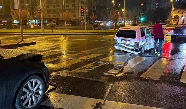 Alkollü sürücü kırmızı ışıkta bekleyen otomobile çarptı: 1 yaralı