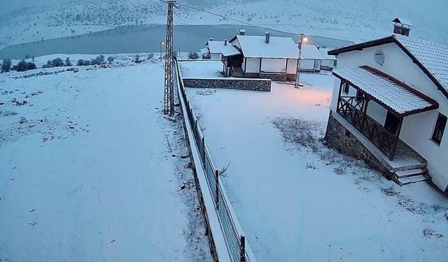 Ankara'da yüksek kesimler ve çevre ilçeler beyaza büründü