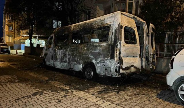 Avcılar'da park halindeki servis aracı alev alev yandı