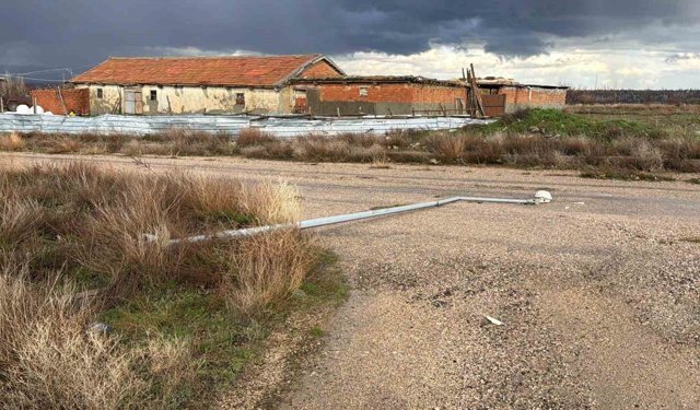 Aydınlatma direği yol ortasına devrildi, faciadan dönüldü