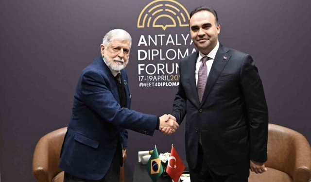 Bakan Kacır, 5. Antalya Diploması Forumu'nda çeşitli ülkelerden üst düzey isimlerle bir araya geldi