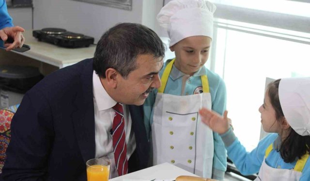 Bakan Tekin'den Aydınlı miniklere halı saha sözü