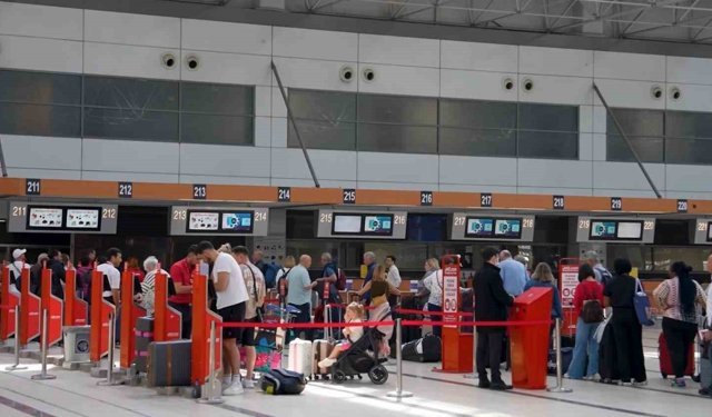 Bakan Uraloğlu: 'Antalya Havalimanımızın yıllık yolcu kapasitesini 35 milyondan 82 milyona yükselttik'