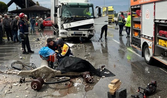 Beton direğin altında kalan bisikletli hayatını kaybetti