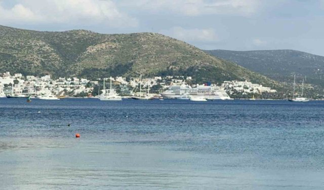 Bodrum Limanı'nda dev yolcu gemisi hareketliliği: 357 turist ilçeye ayak bastı